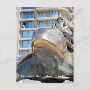 Jan Fabre mit Schildkrötenstatukarte Postkarte