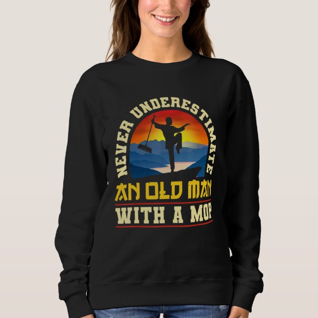 Janitor Cleaner Never Underestimate An Old Man Wit Sweatshirt (Vorderseite)