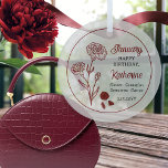 Januar Carnation Floral Birthday Keepake Ornament Aus Glas<br><div class="desc">Im Januar werden zwei Blume Geburtstage dieses Monats gefeiert: Nelken und Schneeabfälle. Dieses Design zeigt die Schönheit der Nelken. Der Edelstein für Januar ist Granat. In diesem Design sind die Nelkenfiguren und die Edelsteine sowie der Name des Empfängers in einer Garnfarbe dargestellt. Wir haben ihn mit einem "glücklichen Geburtstag"-Gruß gepaart,...</div>