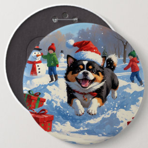 Japan-Chin läuft im Schnee mit Weihnachtsmütze Button