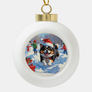Japan-Chin läuft im Schnee mit Weihnachtsmütze Keramik Kugel-Ornament