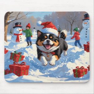 Japan-Chin läuft im Schnee mit Weihnachtsmütze Mousepad