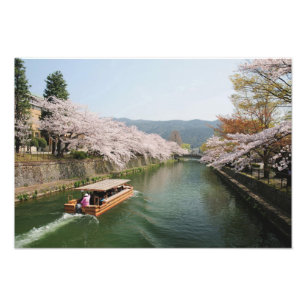 Japan, Kyoto. Blumen betrachten auf dem Boot Fotodruck