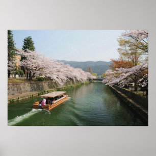 Japan, Kyoto. Blumen betrachten auf dem Boot Poster
