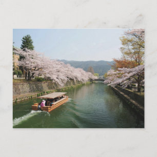 Japan, Kyoto. Blumen betrachten auf dem Boot Postkarte