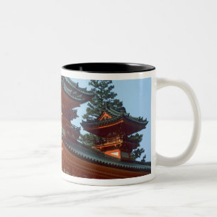 Japan, Kyoto, farbenfroher Heian Jingu-Tempel, Zweifarbige Tasse