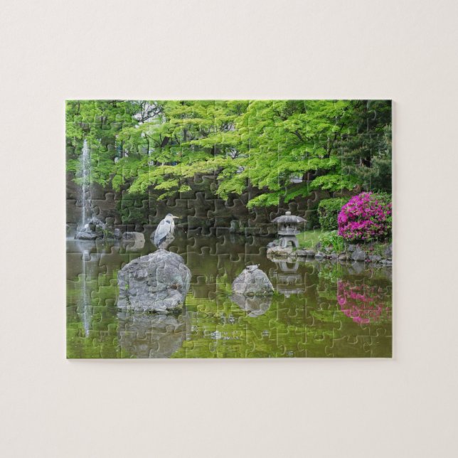 Japan, Kyoto. Heron in frischen grünen Blätter Puzzle (Horizontal)