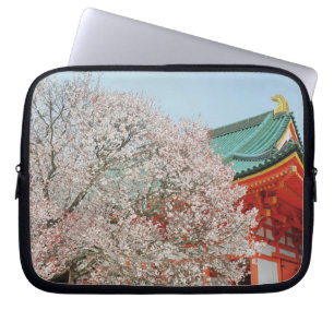 Japan, Kyoto. Kirschblüte von Shinto Laptopschutzhülle