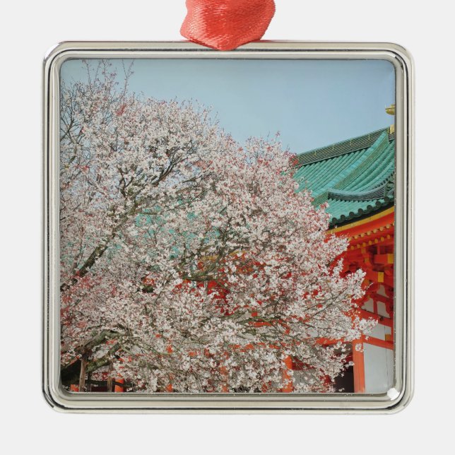 Japan, Kyoto. Kirschblüte von Shinto Ornament Aus Metall (Vorne)