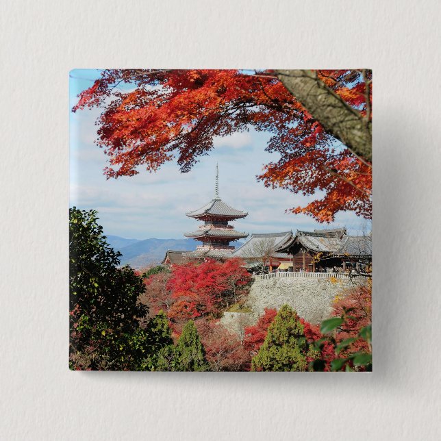 Japan, Kyoto. Kiyomizu-Tempel in Herbstfarbe Button (Vorderseite)