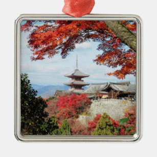 Japan, Kyoto. Kiyomizu-Tempel in Herbstfarbe Ornament Aus Metall