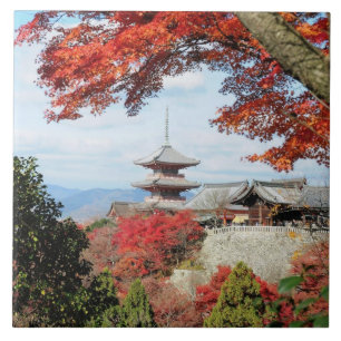 Japan, Kyoto. Kiyomizu-Tempel in Herbstfarben Fliese