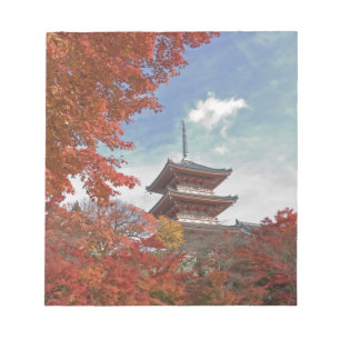 Japan, Kyoto, Pagode in Herbstfarben Notizblock