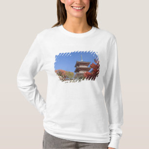 Japan, Kyoto, Pagode in Herbstfarben T-Shirt