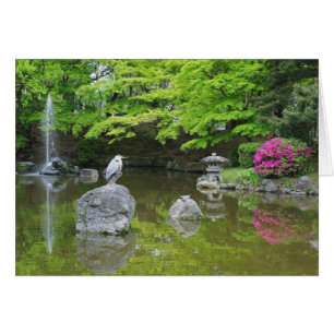 Japan, Kyoto. Reiher in frischen grünen Blättern