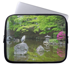 Japan, Kyoto. Reiher in frischen grünen Blättern Laptopschutzhülle