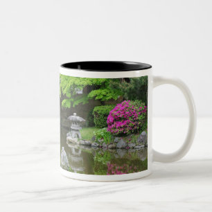 Japan, Kyoto. Reiher in frischen grünen Blättern Zweifarbige Tasse