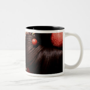 Japan, Kyoto. Rückansicht Nahaufnahme einer Geisha Zweifarbige Tasse