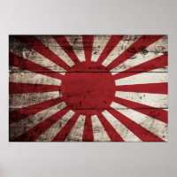 Japan steigt Sonnenflagge auf alten Holzkörnern an