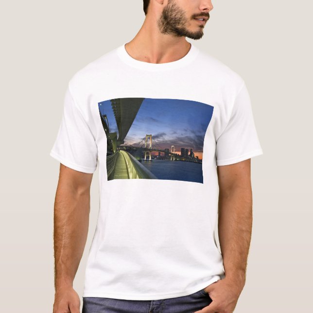 Japan. Tokio. Rainbow Bridge in Tokyo Bay. T-Shirt (Vorderseite)