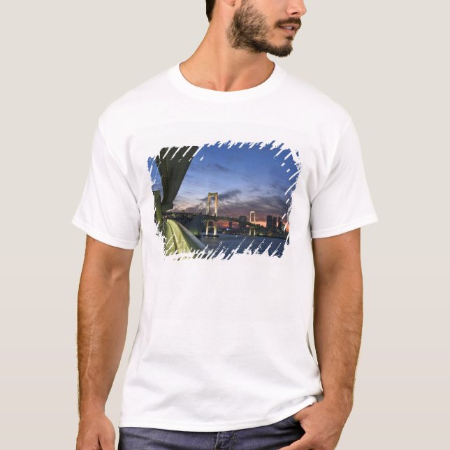 Japan. Tokio. Rainbow Bridge in Tokyo Bay. T-Shirt (Vorderseite)