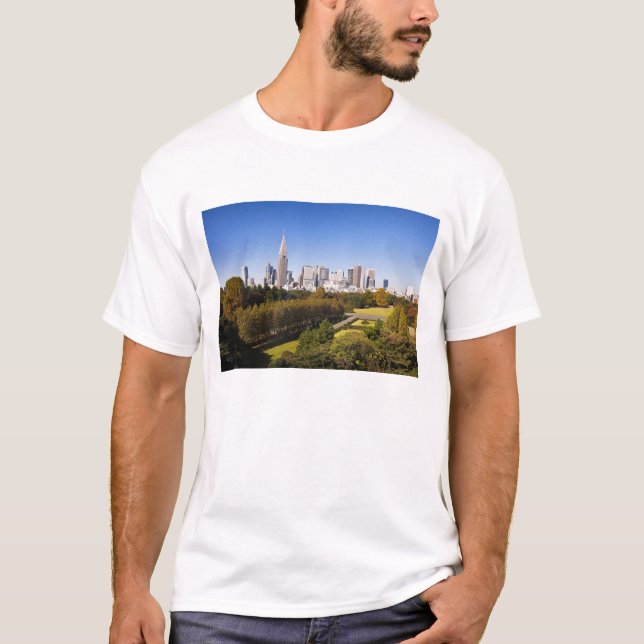 Japan. Tokio. Shinjuku District Skyline und T-Shirt (Vorderseite)