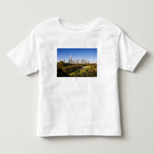 Japan. Tokio. Skyline des Bezirks Shinjuku und Kleinkind T-shirt