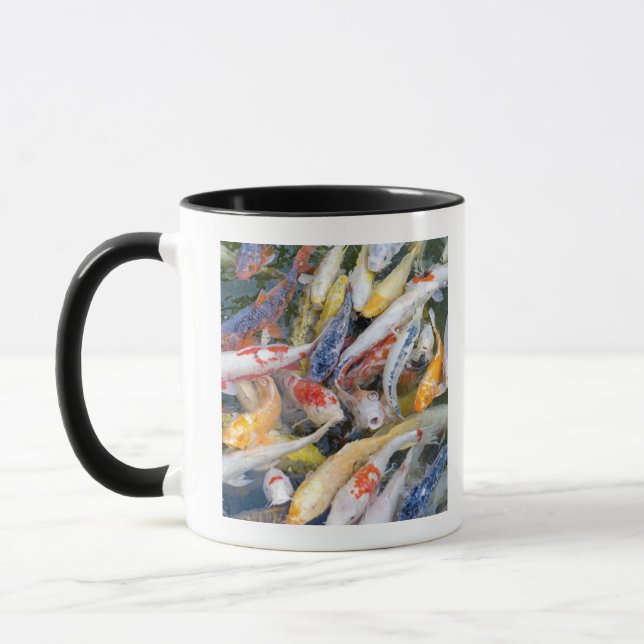 Japan, Tokyo, Nahaufnahmeschwimmenfisch Tasse (Links)