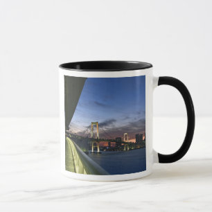 Japan. Tokyo. Regenbogen-Brücke in Tokyo-Bucht Tasse