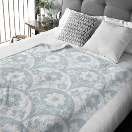 Japanese Floral Pattern in Soft Blue and White Fleecedecke