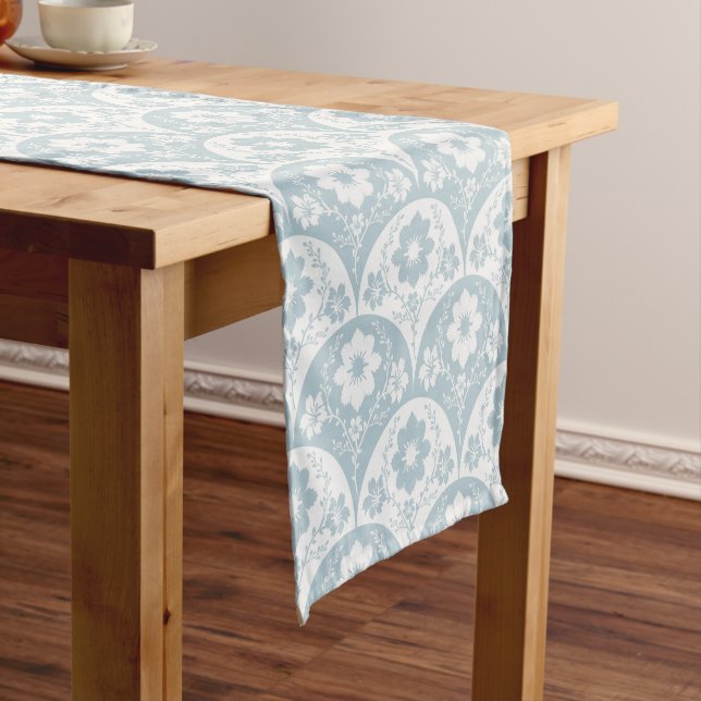 Japanese Floral Pattern in Soft Blue and White Kurzer Tischläufer (Beispiel)