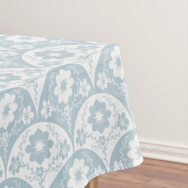 Japanese Floral Pattern in Soft Blue and White Tischdecke (Beispiel)