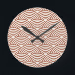 Japanisch Seigaiha Wave Rust Terracotta Runde Wanduhr<br><div class="desc">Japanische Seigaiha Wave - Schwarz und Weiß - Muster - Rost,  Erdtönen,  Terrakotta.</div>