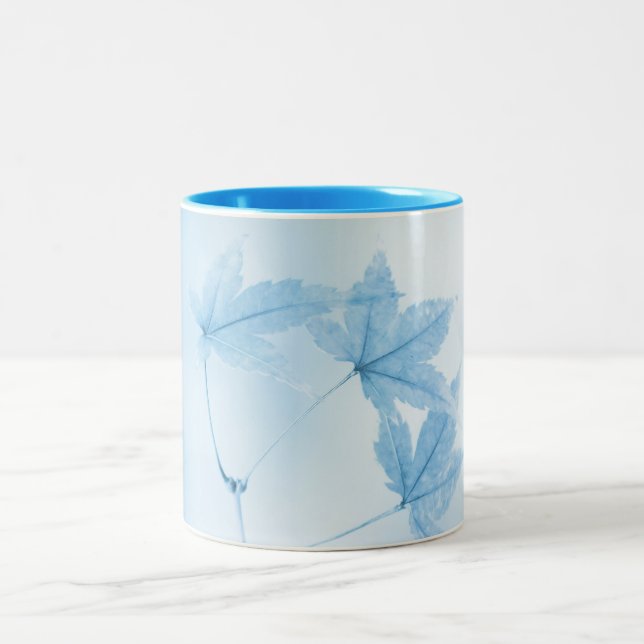 Japanische AhornBlätter in Blau Zweifarbige Tasse (Mittel)