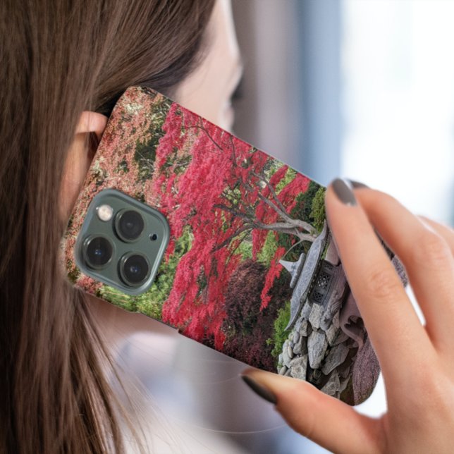 Japanische GartenLaterne und Red Maple Blätter Fot Case-Mate iPhone Hülle (In Situ)