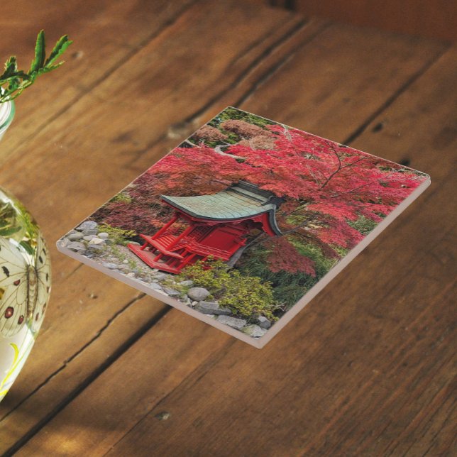 Japanische Gartenschreine und Herbstleaves Fliese (In Situ)