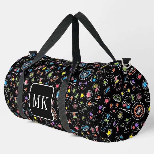 Japanische Kawaii Doodles auf Schwarzen Monogramm- Duffle Bag (Linke Ecke)
