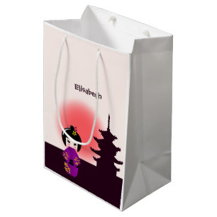 Japanische Kokeshi-Puppe im Tempel bei Sonnenunter Mittlere Geschenktüte