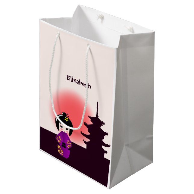 Japanische Kokeshi-Puppe im Tempel bei Sonnenunter Mittlere Geschenktüte (Vorderseite Schrägansicht)