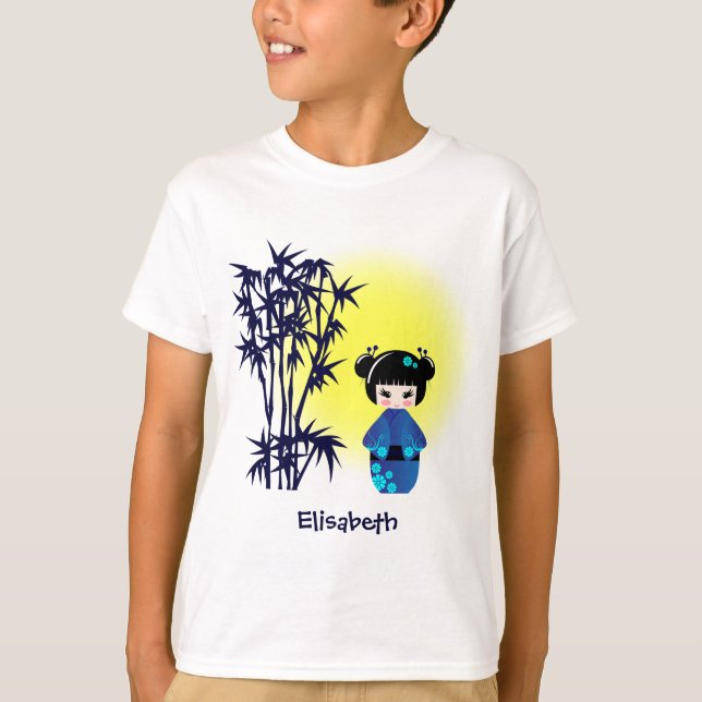 Japanische kokeshi Puppe während der T-Shirt (Vorderseite)