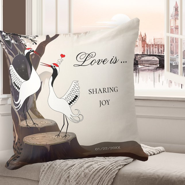 Japanische Krane Hochzeit Love Birds Pillow Kissen (Romantic pillow featuring an illustration of two Japanese cranes in love at the edge of a forest)