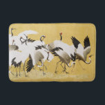 Japanische Kraniche Vintage Vogel Klassiker Badematte<br><div class="desc">Dieses Kunstwerk ist inspiriert von einem antiken japanischen Gemälde aus dem 18. Jahrhundert, das eine Schar Kraniche zeigt und vom Künstler Ishida Yutei geschaffen wurde. Das Gemälde zeigt eine ruhige und elegante Szene von Kranichen im Flug, die ihre eleganten Formen vor einem friedlichen, minimalistischen Hintergrund zur Schau stellen. Die zarten...</div>