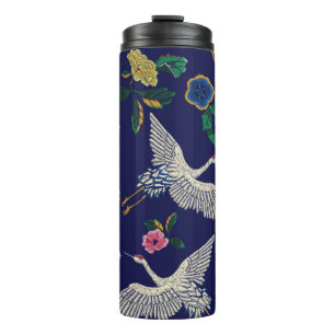 Japanische Kraniche, Wellen und Blumen. Stickerei- Thermosbecher