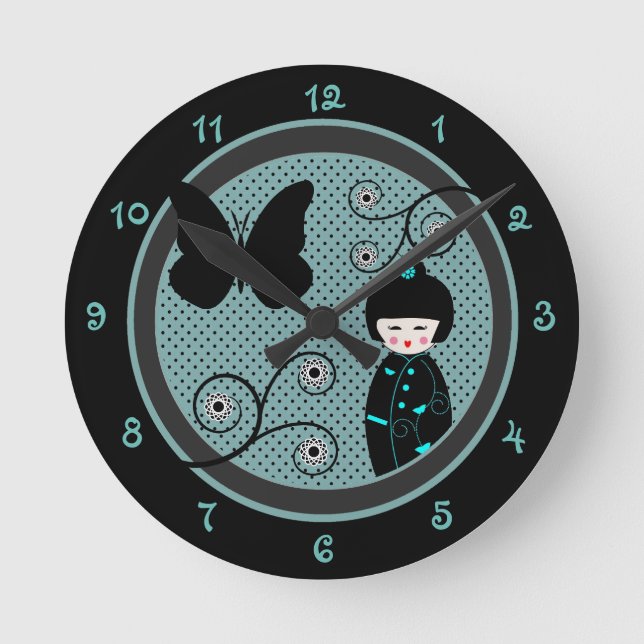 Japanische Puppe Black und Blue Polka Dot Runde Wanduhr (Vorderseite)