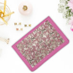 Japanische Sakura Kirschblüten Rosa Tri-fold Geldbeutel<br><div class="desc">Dieses hübsche Frauenwallet weist ein wunderschönes asiatisches Muster von Kirschblüten und Kirschbäumen (oder Sakura) auf. Dieses zauberhafte und praktische rosa Portemonnaie mit seinem prächtigen Blumenmuster würde ein ideales Geschenk machen oder sich einfach verwöhnen lassen.</div>
