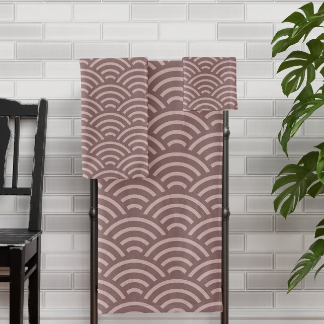 japanische Wave Print Seigaiha Muster Modernes Ros Badhandtuch Set (A modern take on the classic Japanese seigaiha print perfect for your japandi theme bathroom)