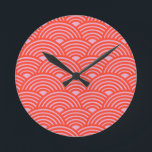Japanische Wave Seigaiha Pattern Rosa Runde Wanduhr<br><div class="desc">Japanisches Wave Seigaiha Muster - Rosa und Rot.</div>
