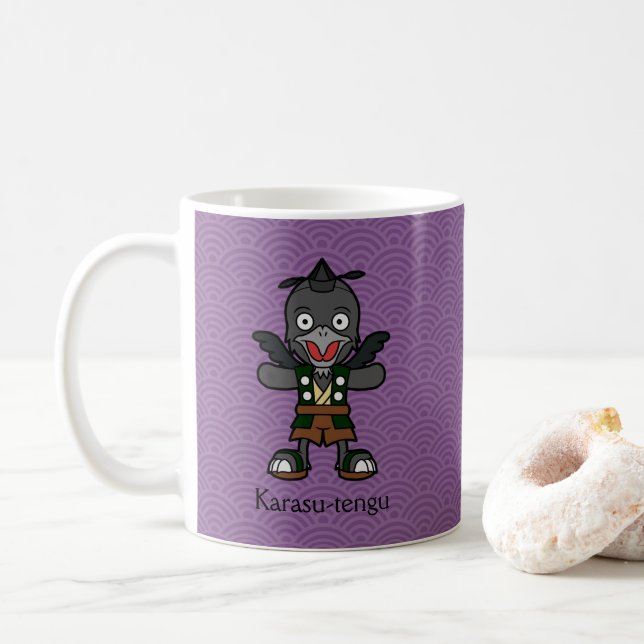 Japanischer Crow Tengu: Cartoon Yokai Kaffeetasse (Mit Donut)