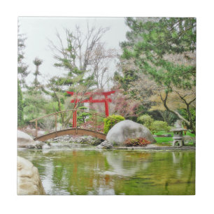JAPANISCHER GARTEN MIT BRÜCKE UND TORII (ROTES Tor Fliese