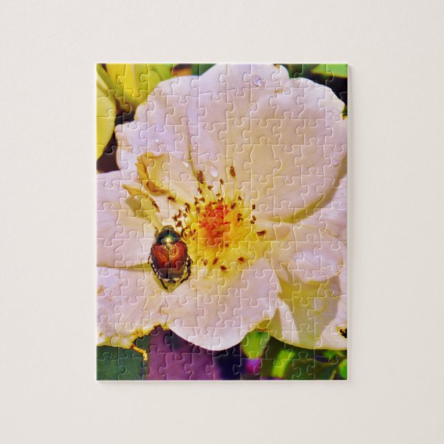Japanischer Käfer auf White Rose Puzzle (Vertikal)